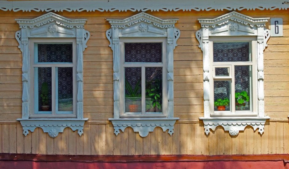 Окно в деревенском доме
