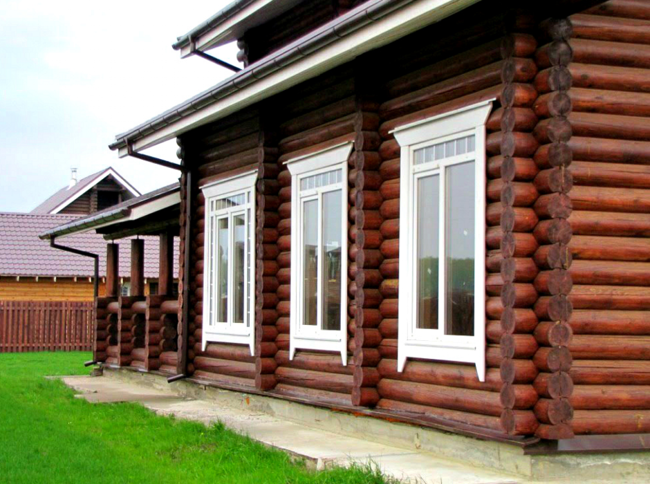 Окно в деревенской избе