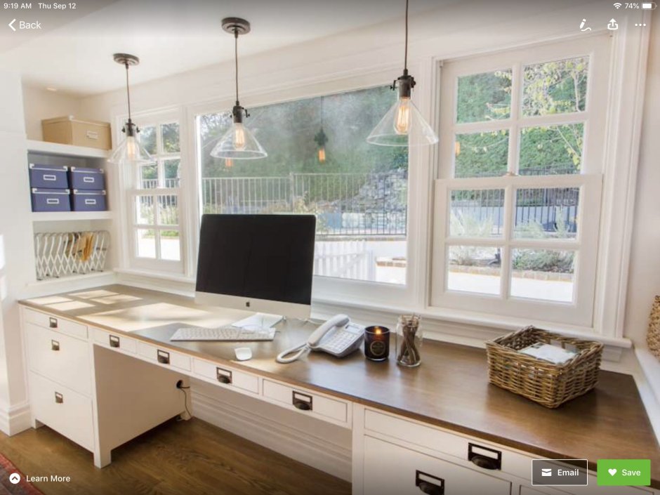 Подвесной стол у окна