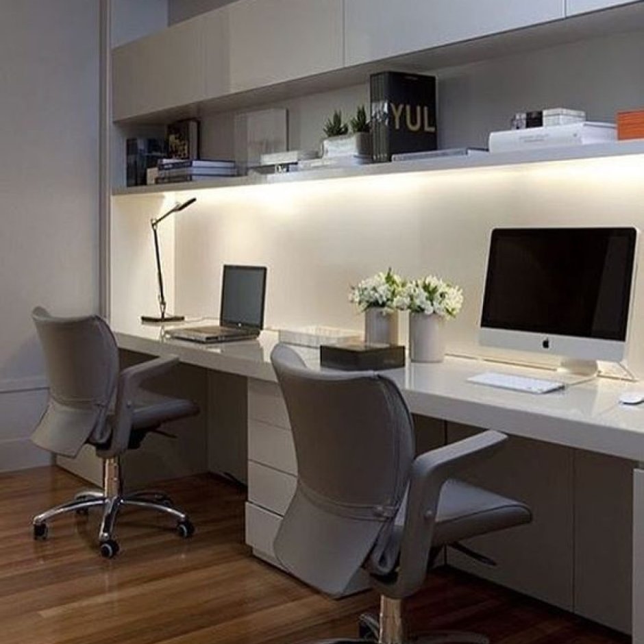 Освещение над компьютерным столом