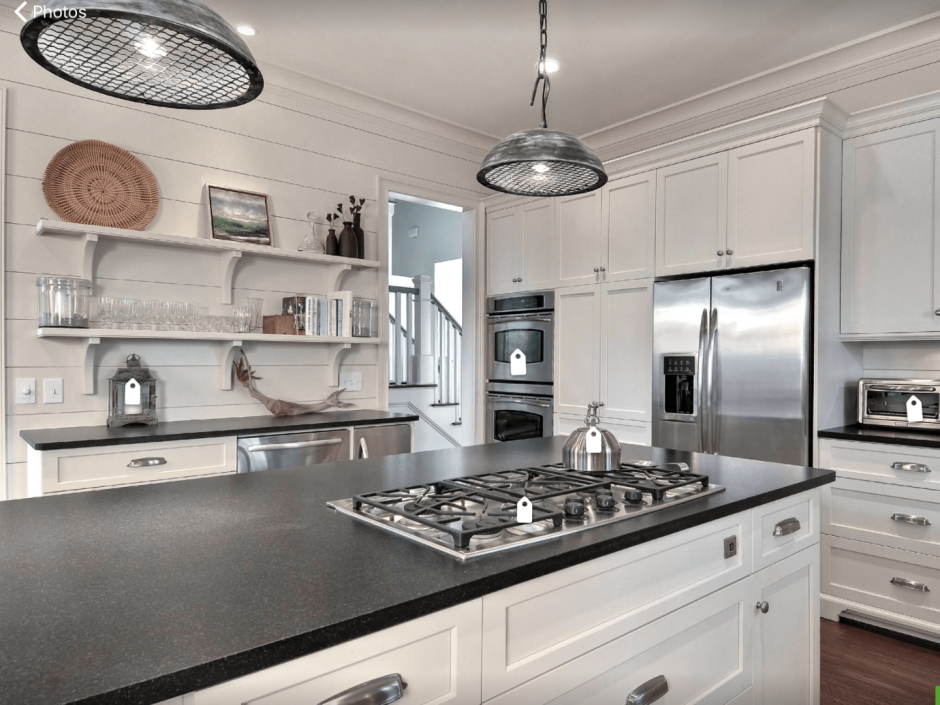 Белая кухня с серой столешницей и фартуком классика