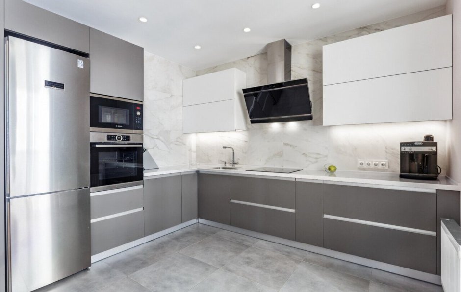 Белая кухня с черным фартуком