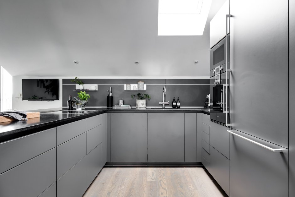 Светло серая кухня с черной столешницей