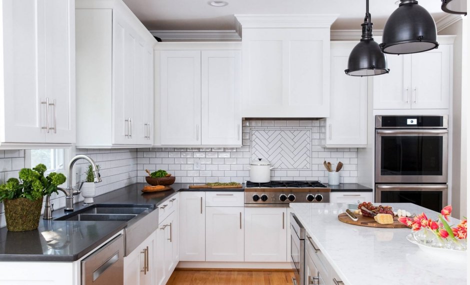 Серая кухня со столешницей под дерево