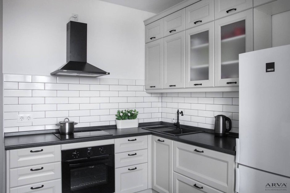 Серая кухня с белой столешницей