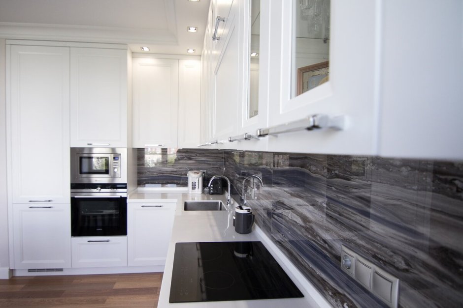 Белая встроенная техника на белой кухне