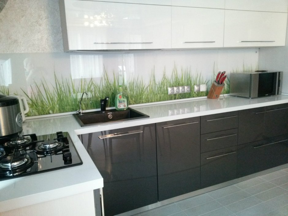 Белая кухня с серой плиткой