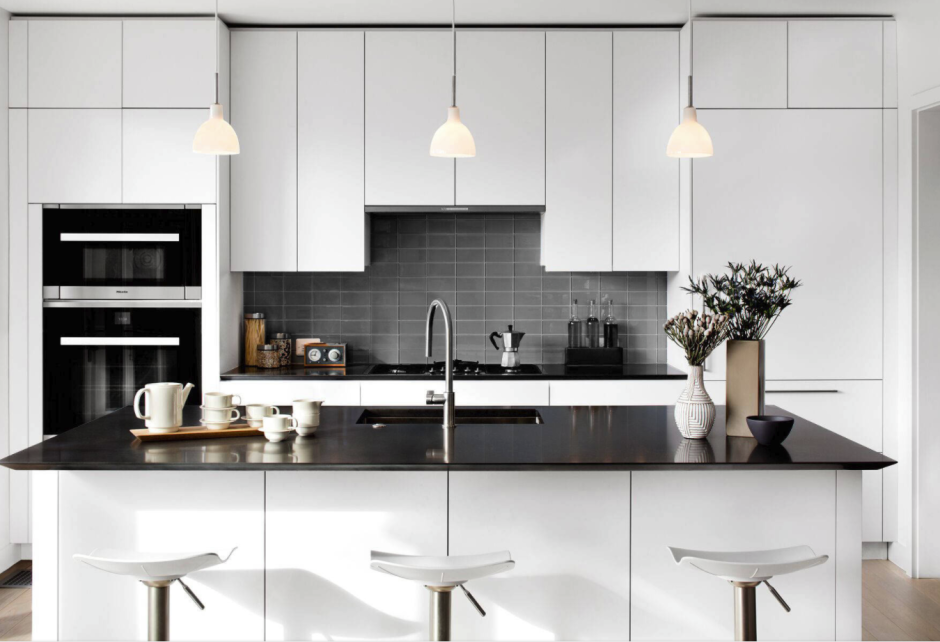 Белая кухня с черным фартуком