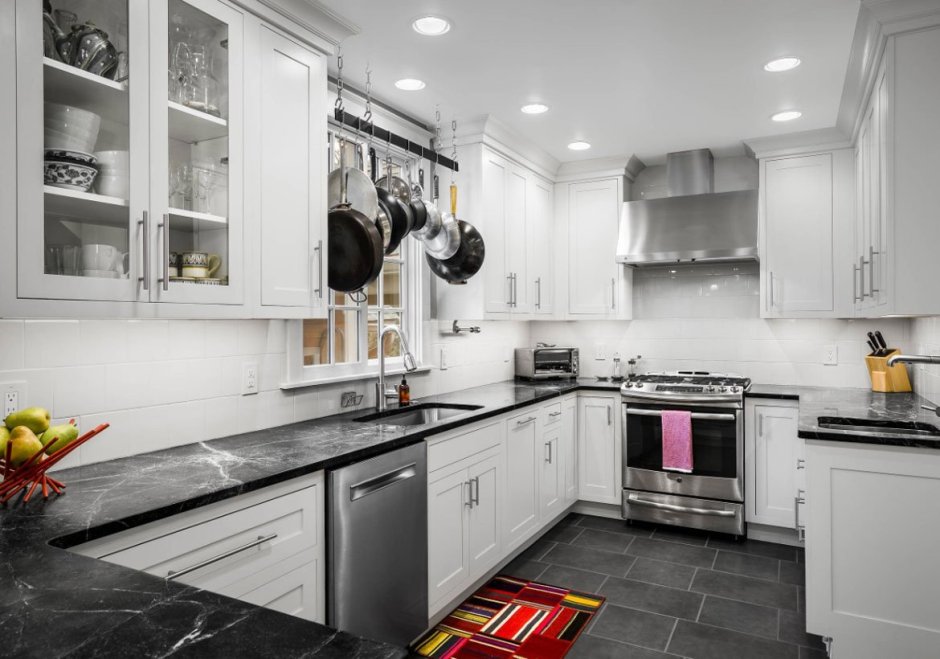 Кухня Будбин белая и черная столешница икеа