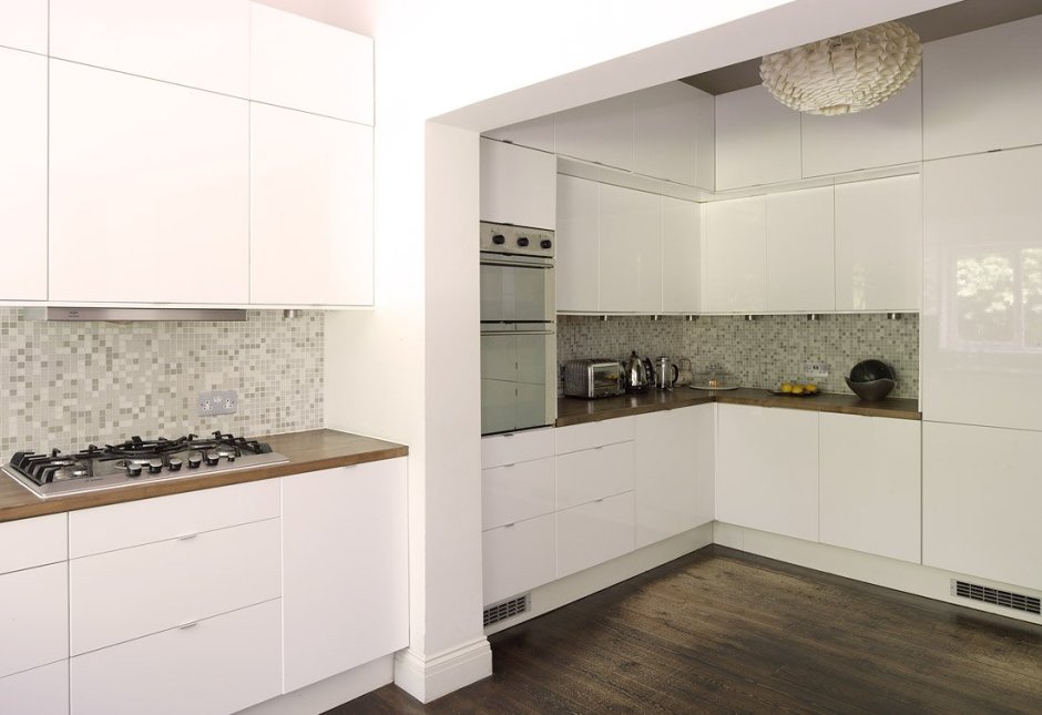 Кухня белый глянец с серым фартуком
