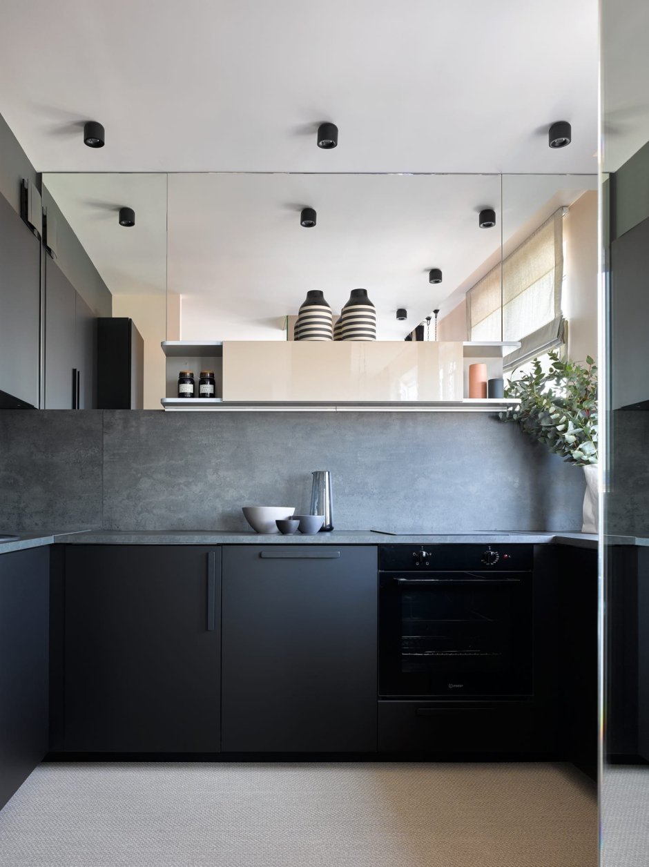 Серая кухня с черной столешницей