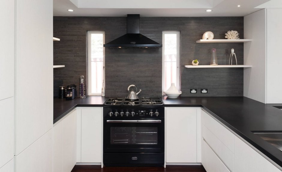 Белая кухня с черной столешницей