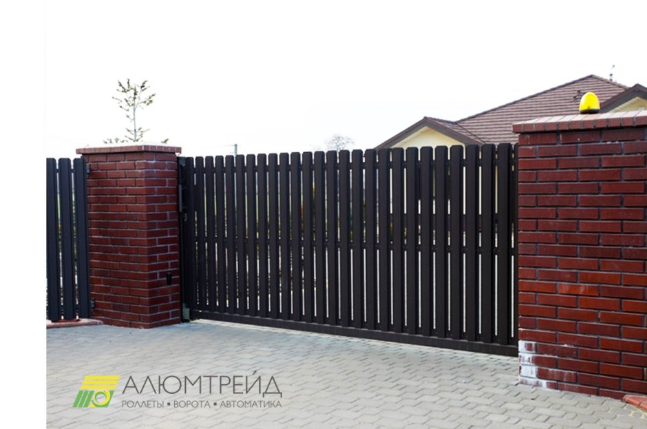 Забор из евроштакетника RAL 7024