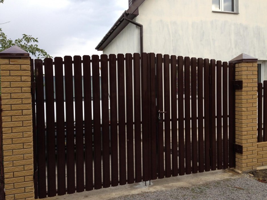 Калитка из двухстороннего евроштакетника