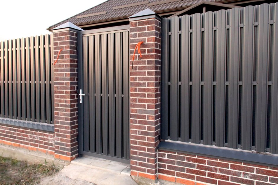 Забор из профнастила и откатные ворота из евроштакетника