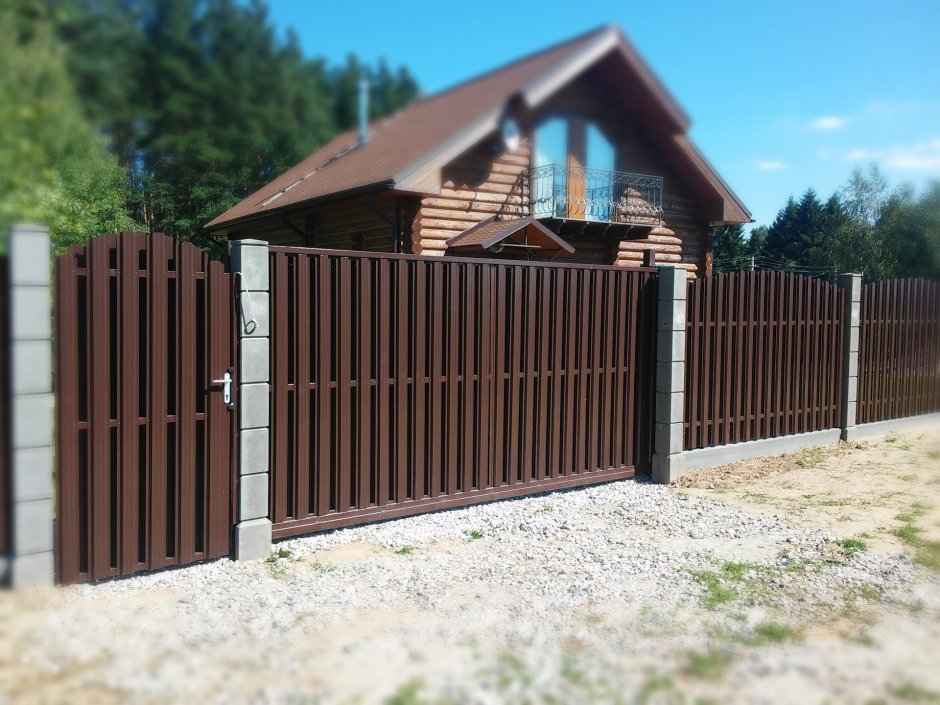 Распашные ворота Алютех из евроштакетника