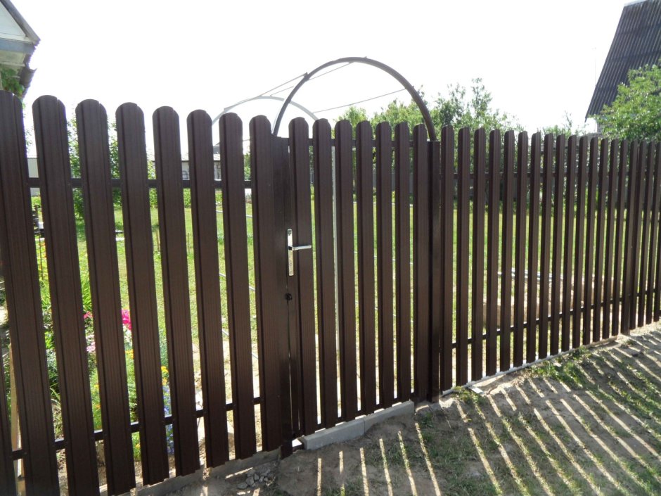 Откатные ворота ALUTECH на евроштакетник