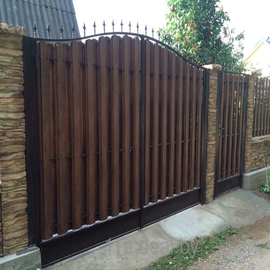 Забор из евроштакетника с ковкой