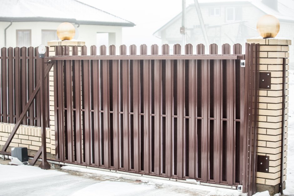 Откатные ворота из евроштакетника