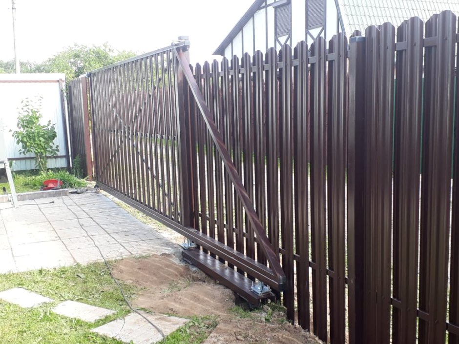 Забор из профнастила и откатные ворота из евроштакетника