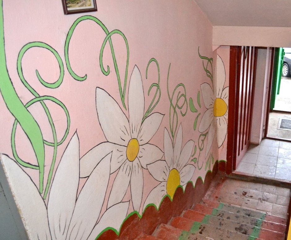Рисунок на стене в детском саду в коридоре