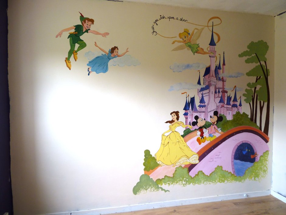 Роспись стен в игровой комнате детского сада