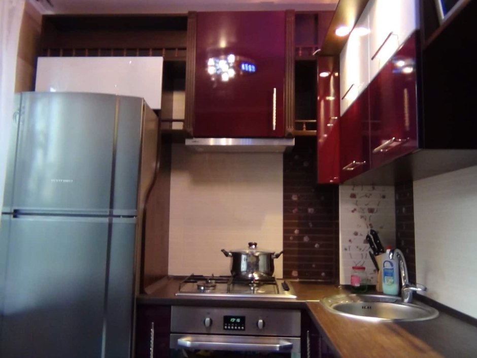 Газовая плита рядом с холодильником