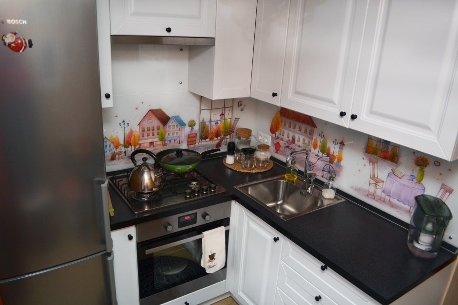 Плита у окна на кухне в хрущевке