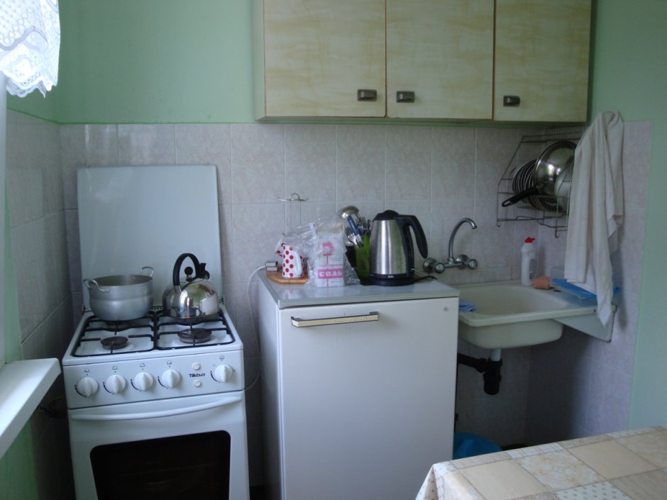 Плита рядом с холодильником