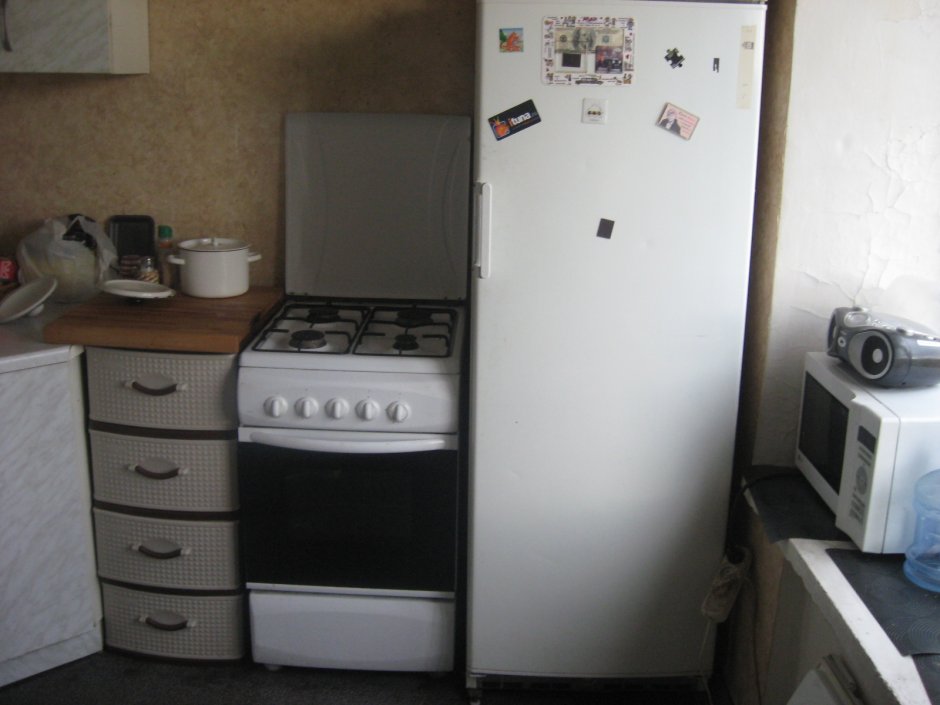 Варочная поверхность рядом с холодильником