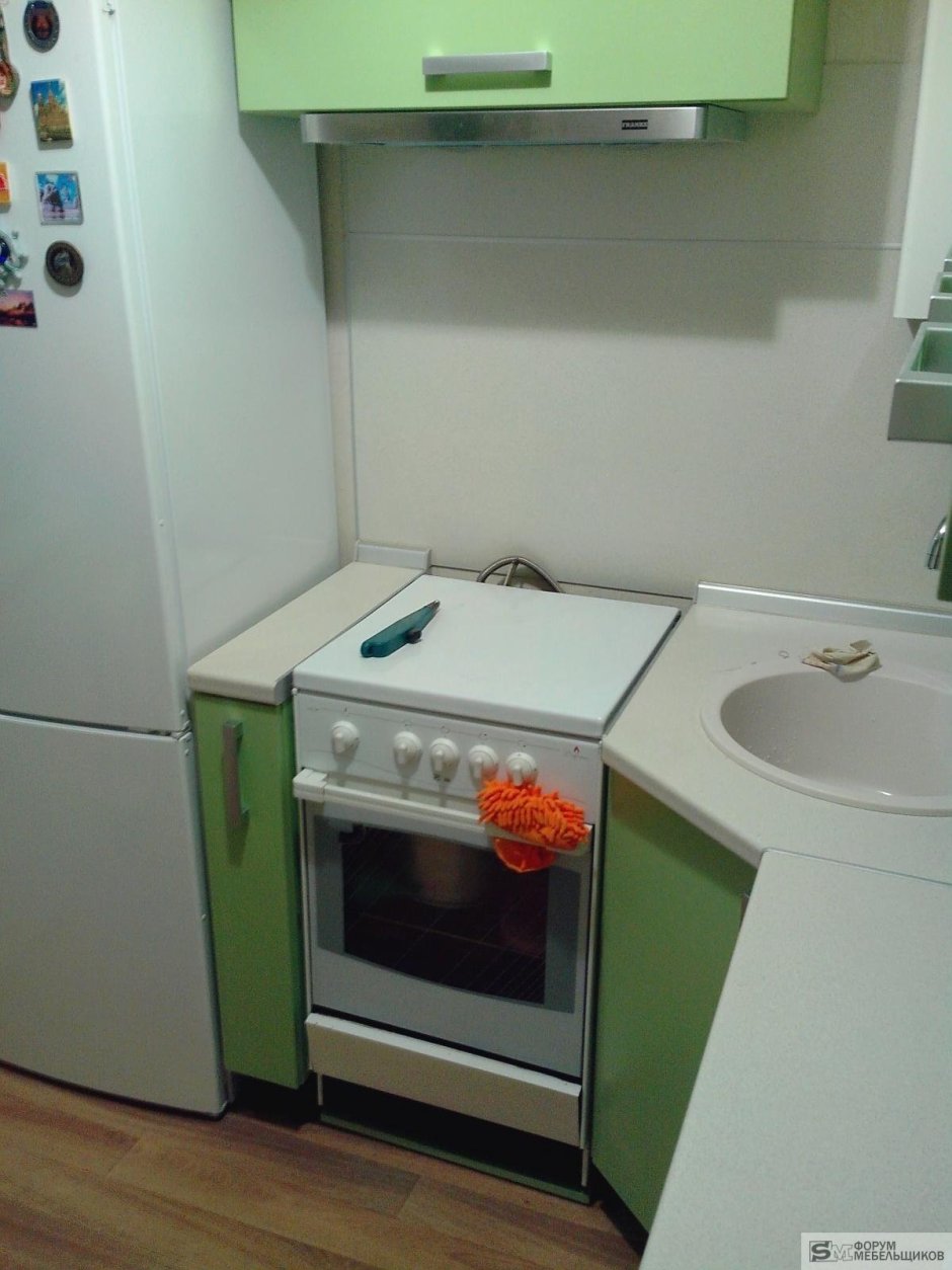 Стальной холодильник в интерьере