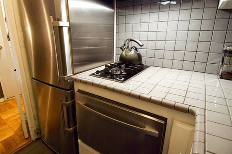 Плита рядом с холодильником