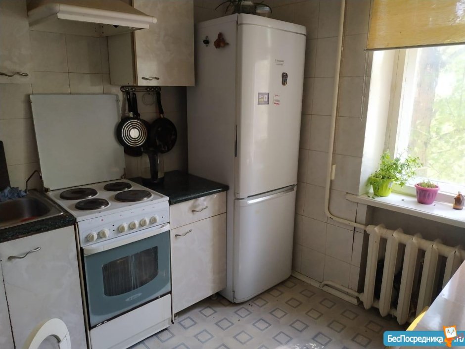 Газовая плита рядом с холодильником