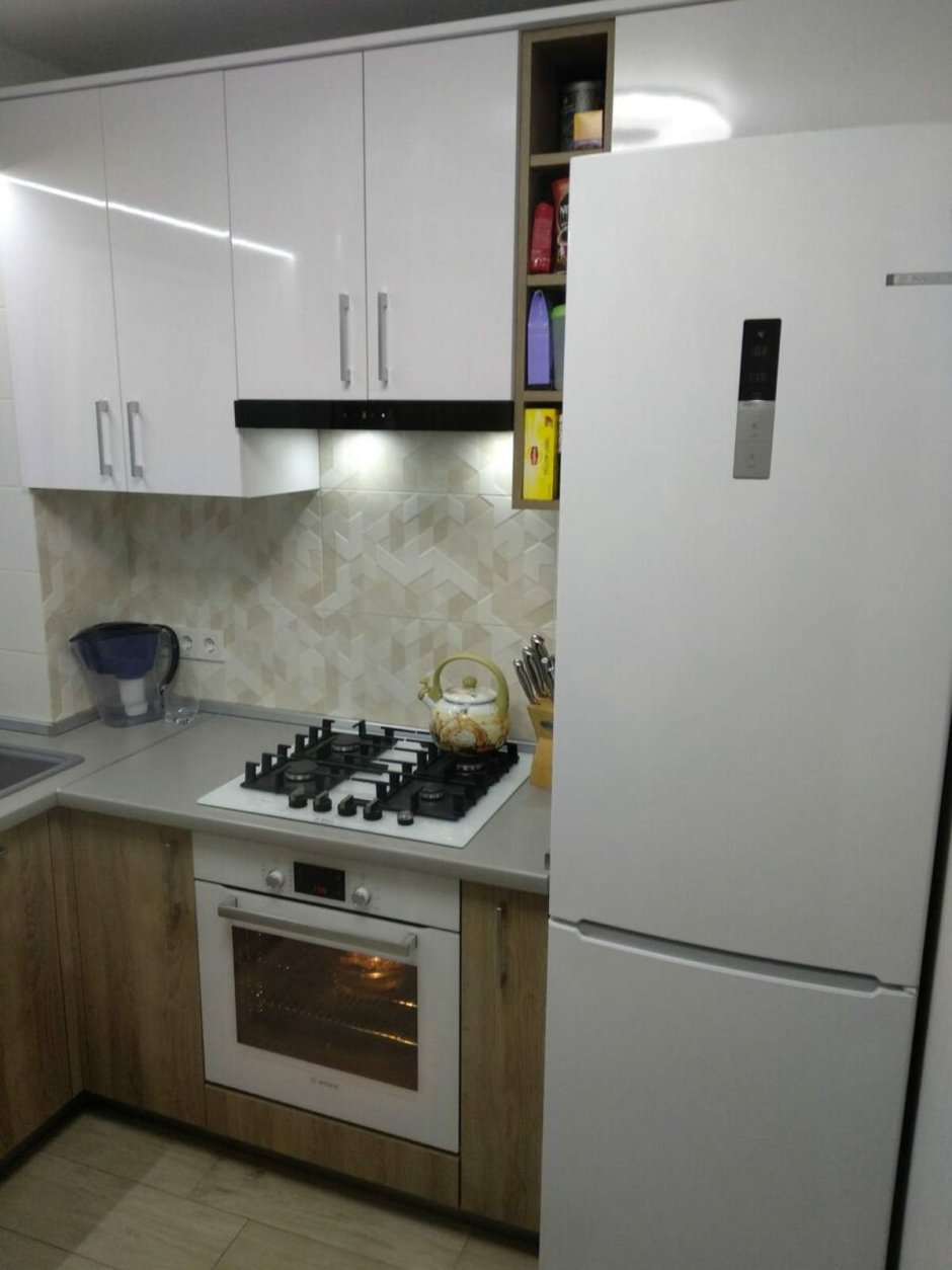 Плита рядом с мойкой на кухне