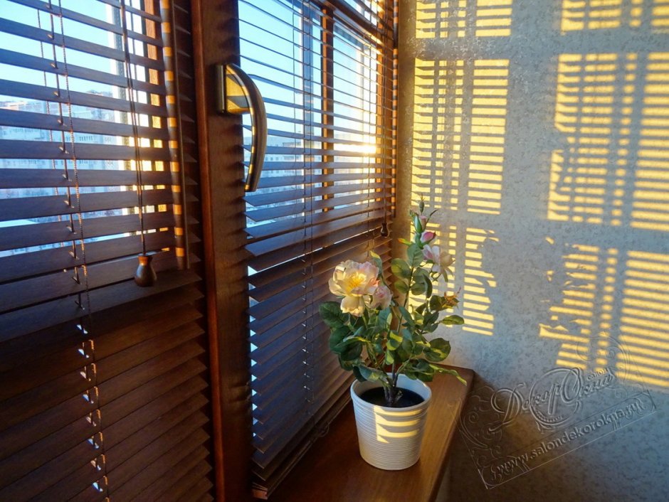 Деревянные жалюзи дверные на балконе
