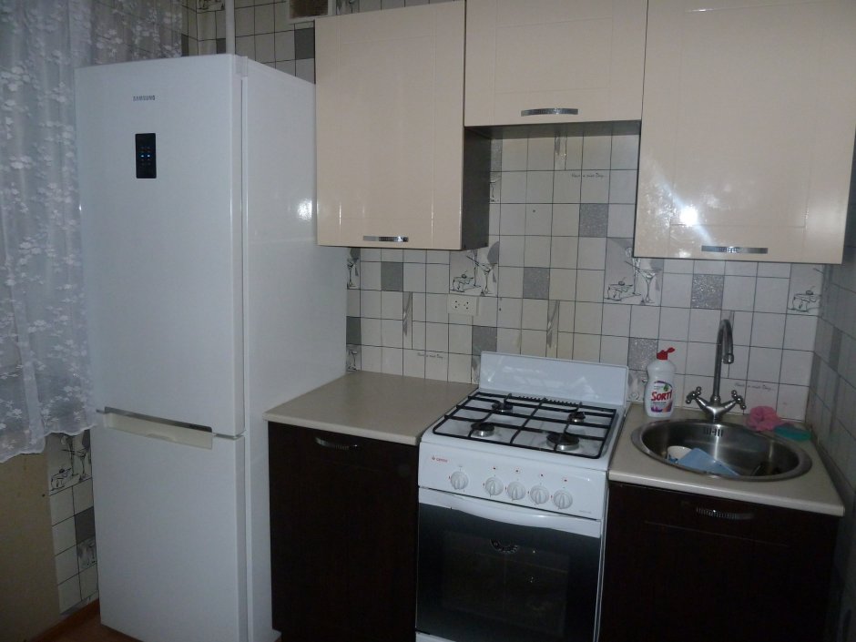 Плита рядом с газовой трубой