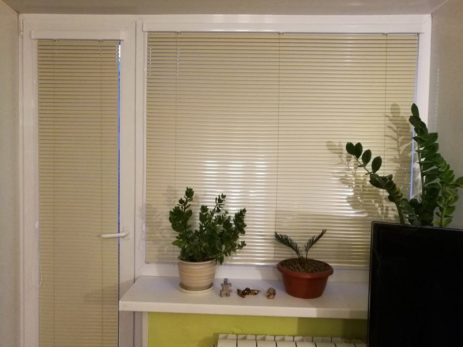 Вертикальные жалюзи на балконную дверь