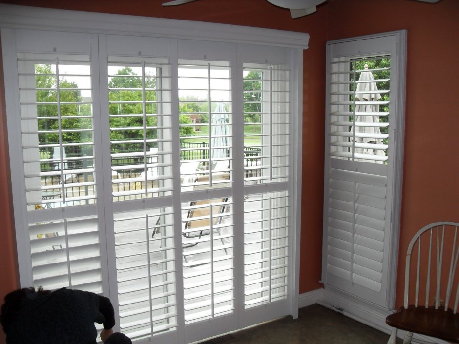 Деревянные жалюзи на окно с балконной дверью