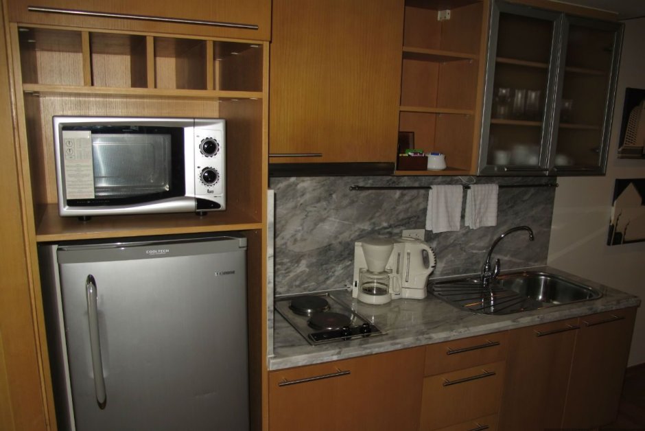 Газовая плита рядом с окном