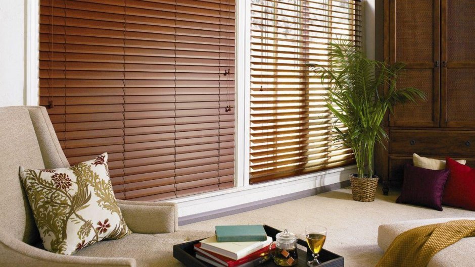 Деревянные жалюзи в зал