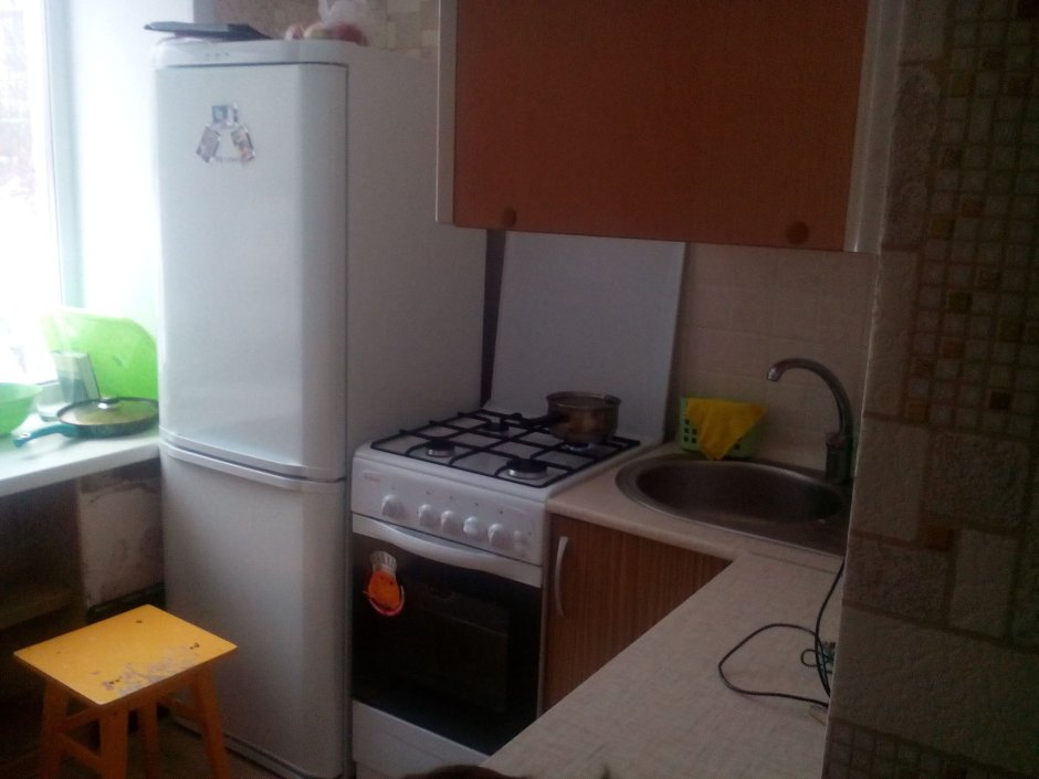 Угловая кухня хрущевка 5кв м с холодильником