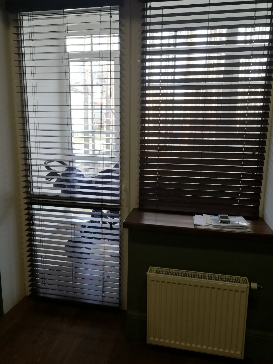 Жалюзи на балконную дверь