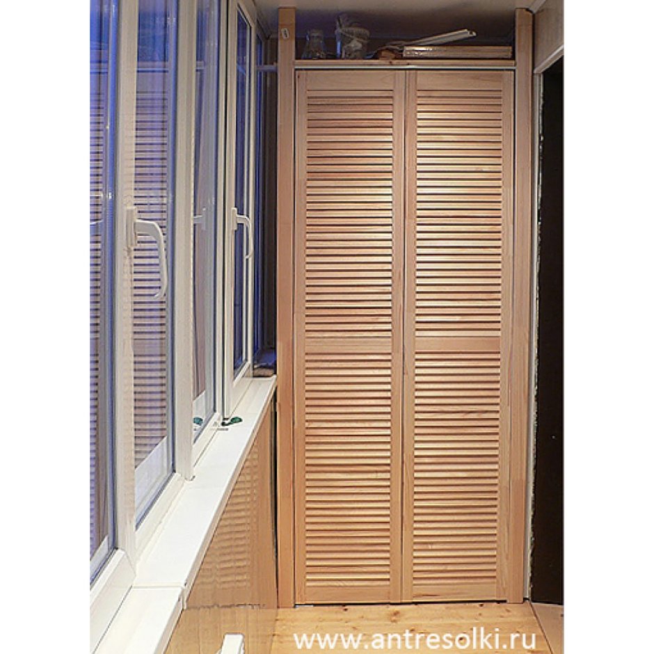 Жалюзийный шкаф на балконе
