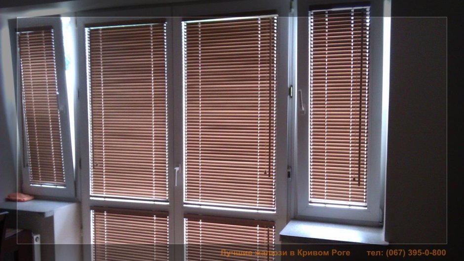 Горизонтальные жалюзи на балконную дверь