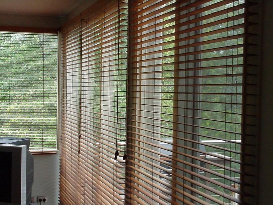 Деревянные жалюзи на балкон