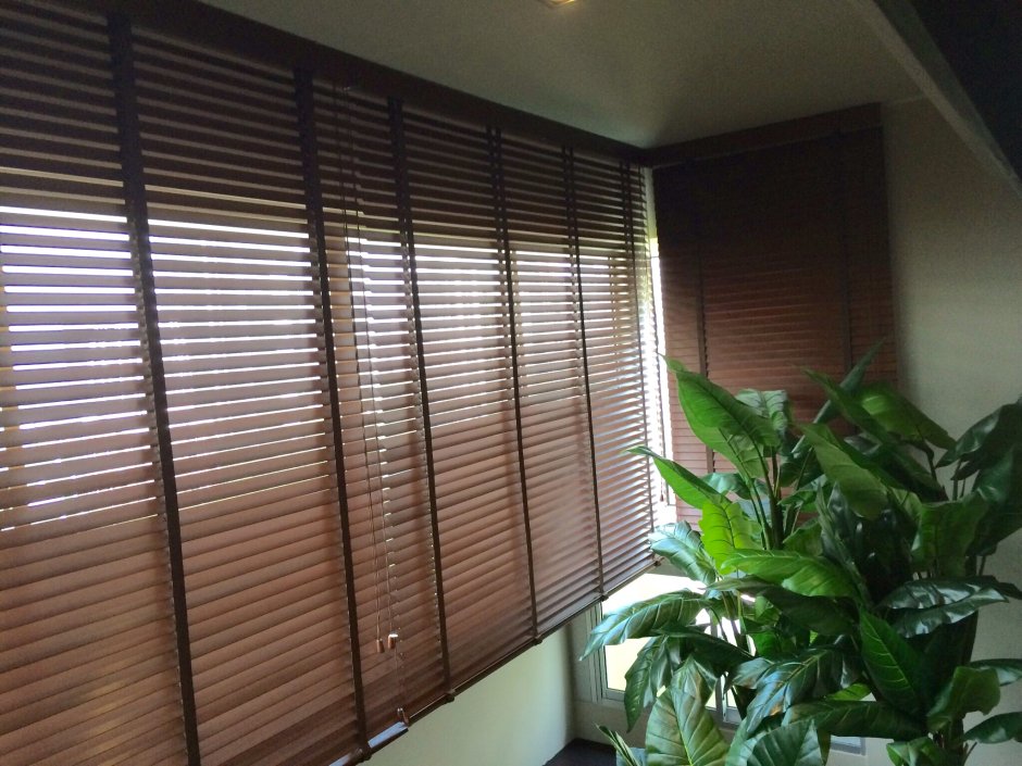 Коричневые жалюзи на балкон