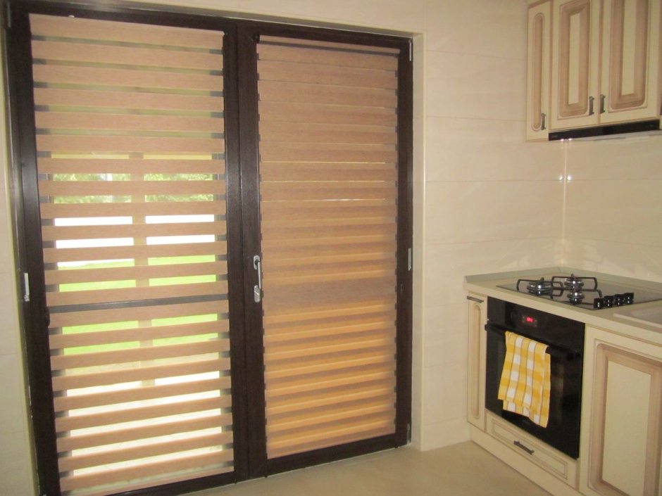 Жалюзи на стеклянную дверь