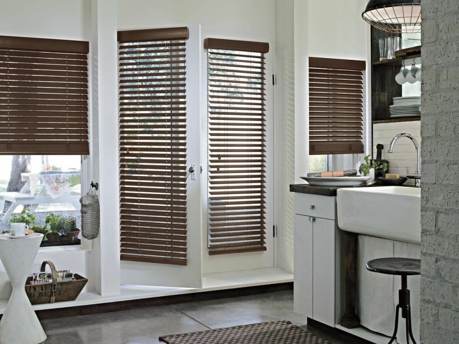 Деревянные жалюзи в ванную комнату