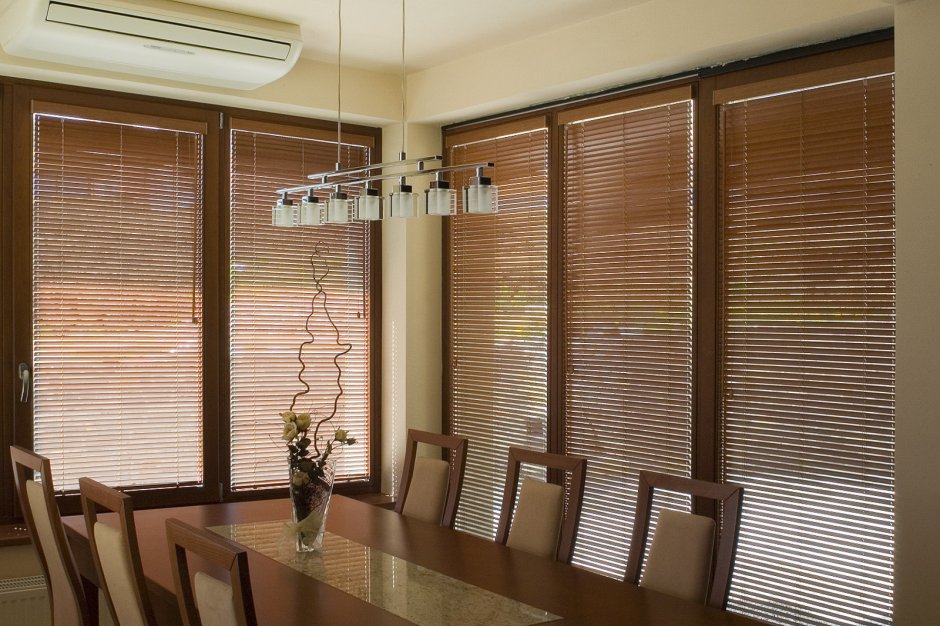 Деревянные жалюзи на окна