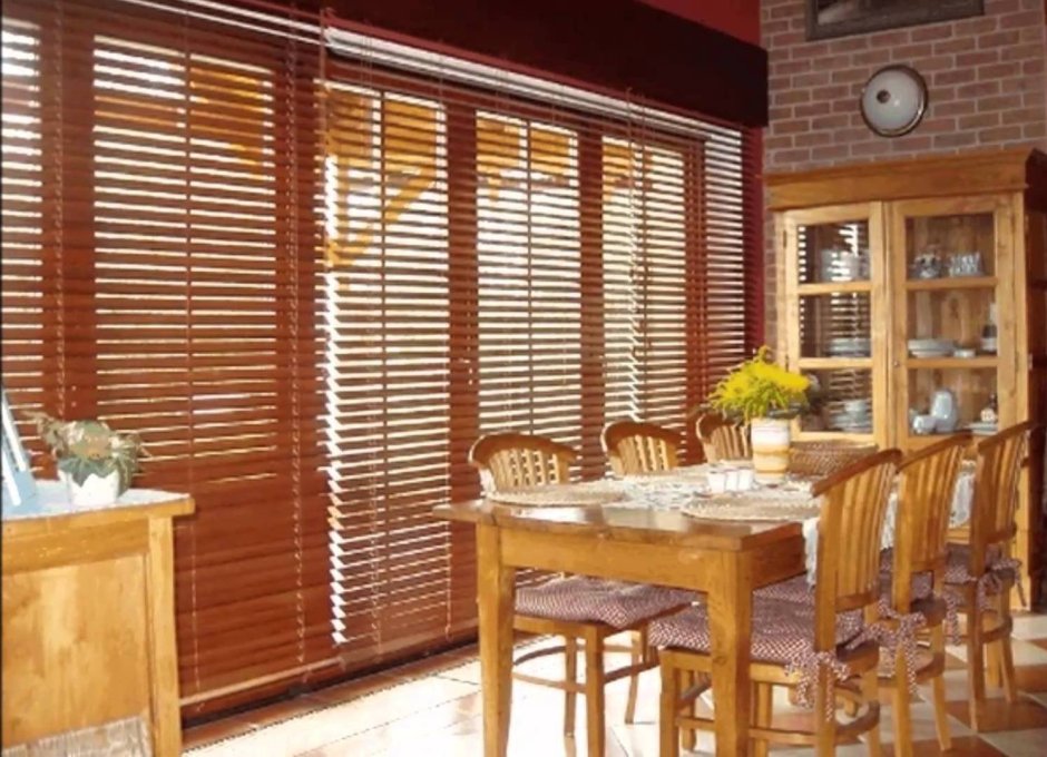 Деревянные жалюзи на кухне